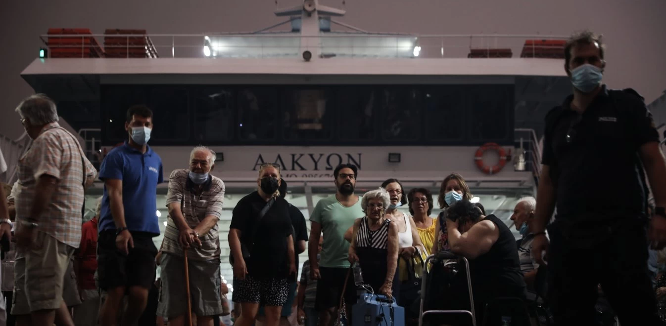 Καίγεται η Εύβοια: Απεγκλωβίστηκαν 1.130 πολίτες από τη Λίμνη – Συγκλονιστικές εικόνες